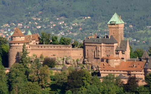 a large castle sitting on top of a hill at La chambre aux hirondelles in Ittenheim