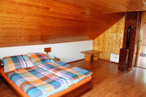 Tempat tidur dalam kamar di Františkova farma