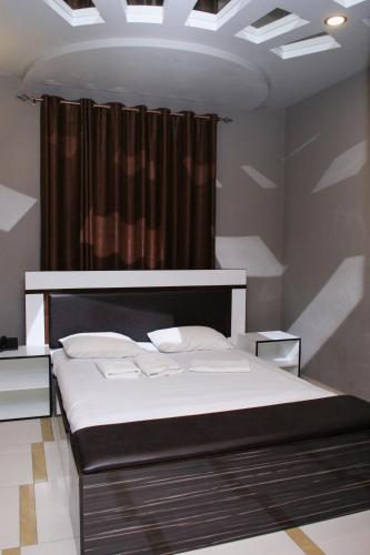 Una cama o camas en una habitación de GOLDEN SECONDS Hotel