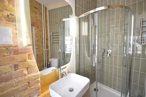 uma casa de banho com um lavatório branco e um chuveiro em Kyiv Solaris Studio em Kiev