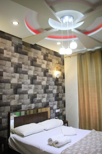 Una cama o camas en una habitación de GOLDEN SECONDS Hotel
