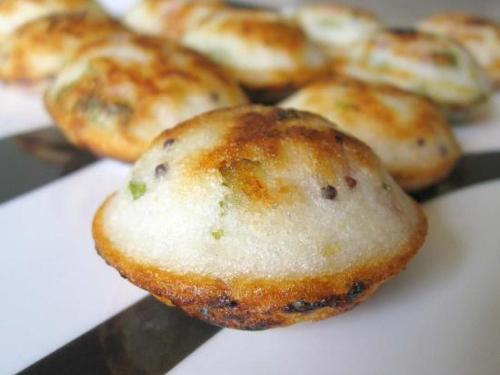 un gruppo di muffin seduti su un piatto bianco di SilverShine Homestay a Chikmagalūr