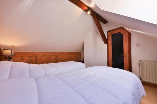 Ένα ή περισσότερα κρεβάτια σε δωμάτιο στο Le Chalet du Tanet spa sauna terrasse en Alsace