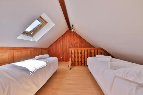 Ένα ή περισσότερα κρεβάτια σε δωμάτιο στο Le Chalet du Tanet spa sauna terrasse en Alsace