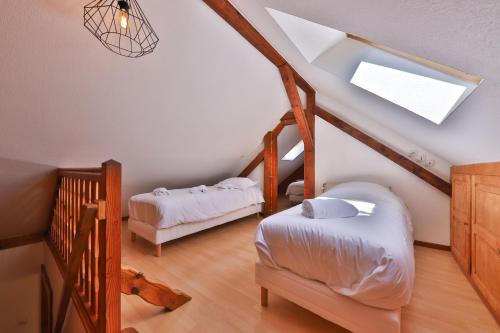 Ένα ή περισσότερα κρεβάτια σε δωμάτιο στο Le Chalet du Tanet spa sauna terrasse en Alsace