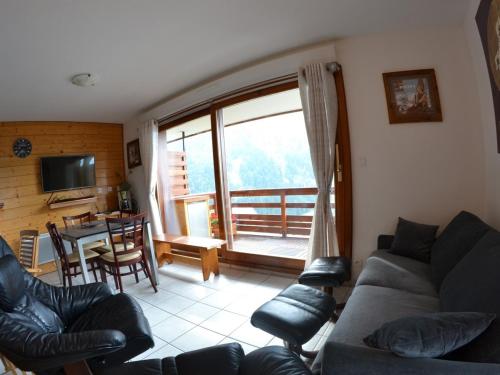 un salon avec un canapé et une table dans l'établissement VAUJANYLOCATIONS- Chalet du Verney, à Vaujany