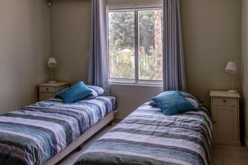 クラレンダイクにあるBonaireChoice Apartmentの窓のある部屋にベッドが2つある
