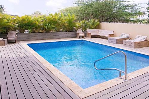 uma piscina num deque ao lado de uma casa em BonaireChoice Apartment em Kralendijk