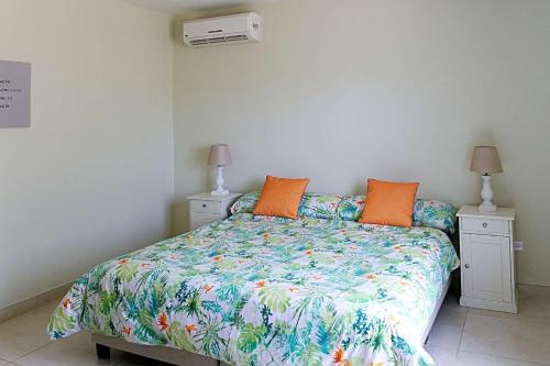 クラレンダイクにあるBonaireChoice Apartmentのベッドルーム1室(ベッド1台付)、2泊分のスタンド(ランプ付)