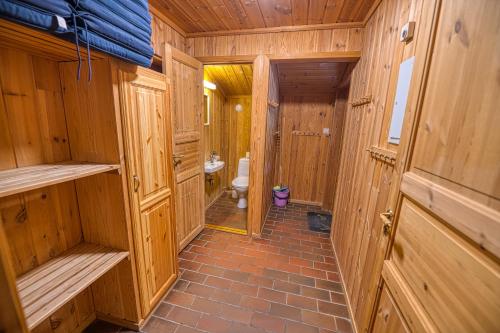 a bathroom with wooden walls and a toilet in it at Vrådal Hyttegrend in Vradal