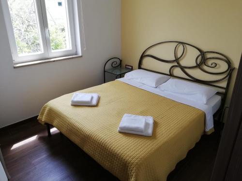 ein Schlafzimmer mit einem Bett mit zwei Handtüchern darauf in der Unterkunft Diva Star Bol in Bol