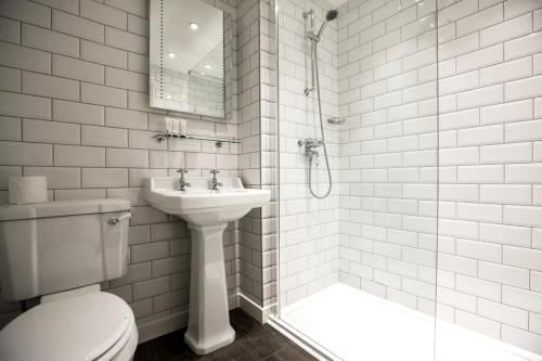 Un baño de Parva Farmhouse Riverside Guesthouse