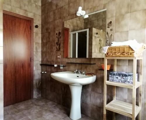 bagno con lavandino e specchio di Il Boschetto a Porto SantʼElpidio
