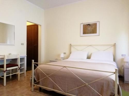 una camera con un grande letto e una sedia di Il Boschetto a Porto SantʼElpidio
