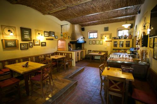 una vista aérea de un restaurante con mesas y sillas en Pri Žabarju Bed & Breakfast Ljubljana en Liubliana