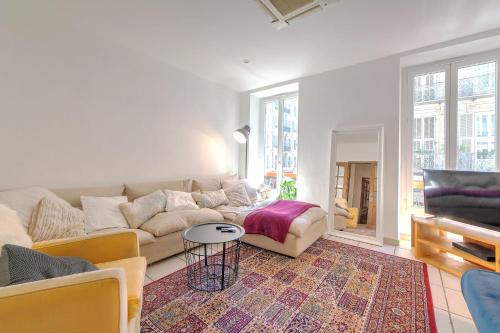 Гостиная зона в Lovely large familial apartment in central Nice, ten minutes walk to the beach!