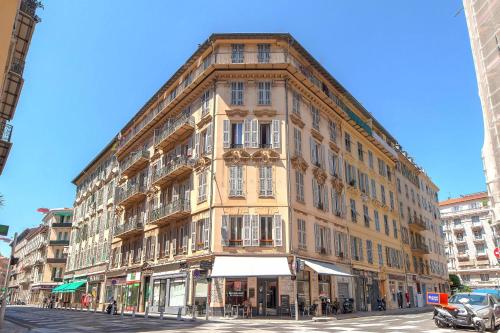 Lovely large familial apartment in central Nice, ten minutes walk to the beach!