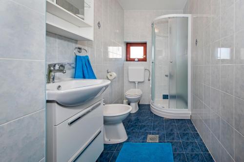 Apartman Gala tesisinde bir banyo