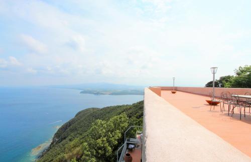 balcone con vista sull'oceano di Castello di Populonia VILLA A MARE a Populonia