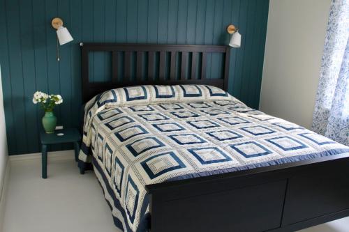 um quarto com uma cama com uma colcha em Villa Orissaare em Orissaare