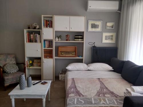 - une chambre avec un lit, un canapé et une table dans l'établissement Konstantin Apartment, à Kavala