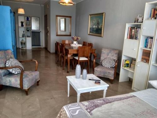 - un salon avec une table et une salle à manger dans l'établissement Konstantin Apartment, à Kavala
