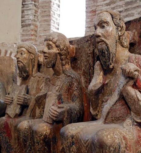 a statue of a group of men sitting down at Alojamiento LA DUQUESITA in Alba de Tormes