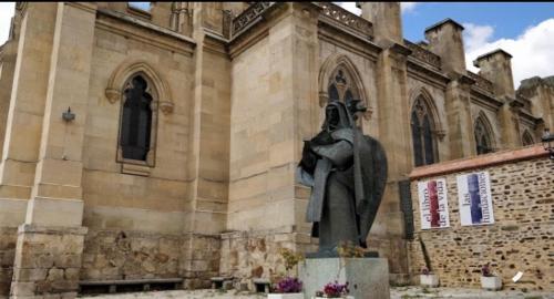 a statue of a woman in front of a building at Alojamiento LA DUQUESITA in Alba de Tormes