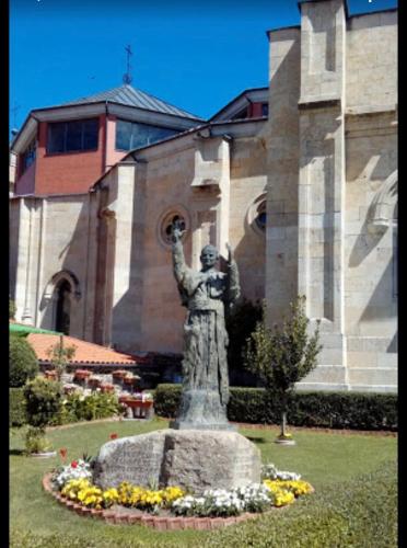 a statue of a man in front of a building at Alojamiento LA DUQUESITA in Alba de Tormes