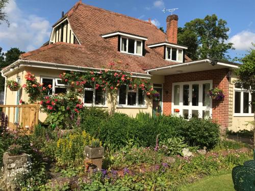 a house with a garden in front of it at Kingswood Cottage in Lyndhurst