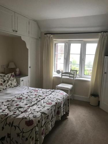 1 dormitorio con cama y ventana en Garstoncottage, en Bath