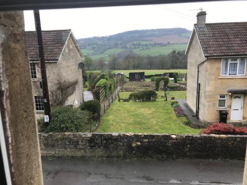 una vista desde la ventana de una casa en Garstoncottage, en Bath