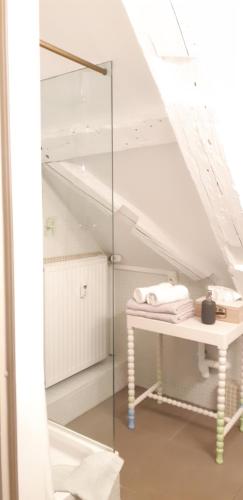 - une chambre en verre mansardée avec une table dans l'établissement Chez Pauline, à Colmar
