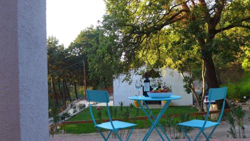 a table and chairs in a yard with a tree at Chiosi Country Club in Corleone