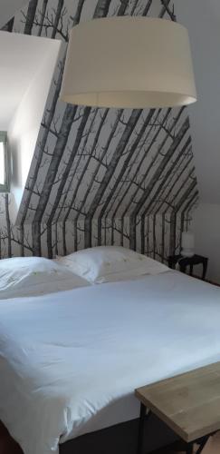 - une chambre avec un lit et une table en bois dans l'établissement Chez Pauline, à Colmar