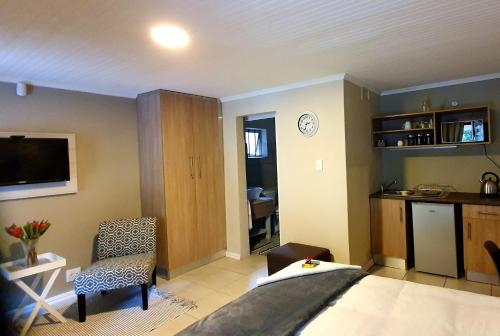 a room with a bed and a kitchen with a table at Dream Hills in Hillcrest