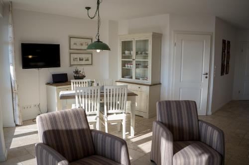 a kitchen and dining room with a table and chairs at Landhaus am Binnensee in Fehmarn