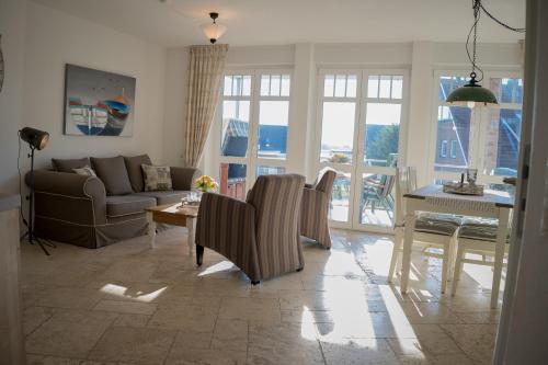 ein Wohnzimmer mit einem Sofa und einem Tisch in der Unterkunft Landhaus am Binnensee in Fehmarn