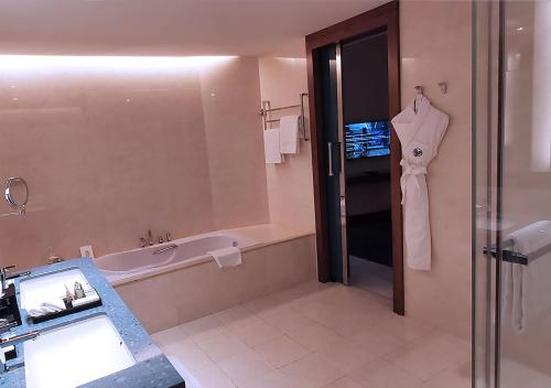 Um banheiro em Rosh Rayhaan by Rotana