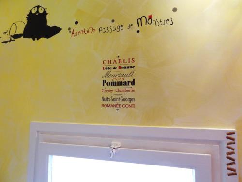 Un certificado, premio, cartel u otro documento en Amélie Hotel