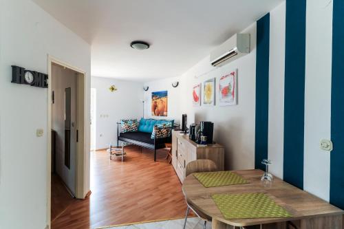 un soggiorno con un tavolo e un divano di Waimarie a Fažana