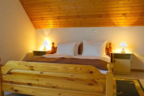 Katil atau katil-katil dalam bilik di Csokoládé
