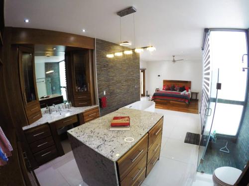 a bathroom with a sink and a bath room at En el Centro Penthouse Lujo AC WiFi 300mbps in Aguascalientes