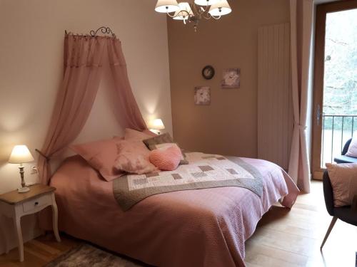 ein Schlafzimmer mit einem Himmelbett und einem Fenster in der Unterkunft La Ferme des Andes in Quins