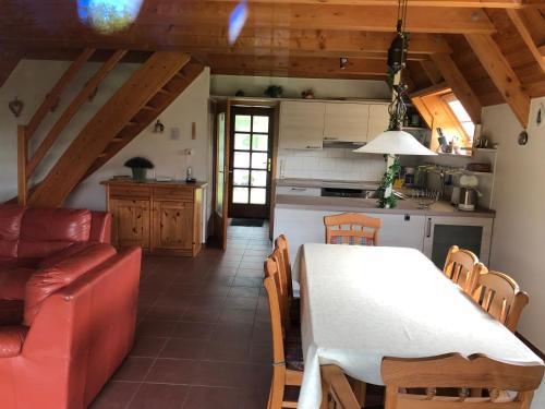 eine Küche und ein Esszimmer mit einem Tisch und einem Sofa in der Unterkunft Ferienhaus Anna in Dorum Neufeld