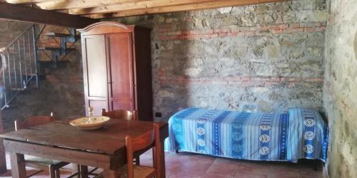 una sala da pranzo con tavolo e coperta blu su un muro di Agriturismo Masseria Tufaro ad Albidona