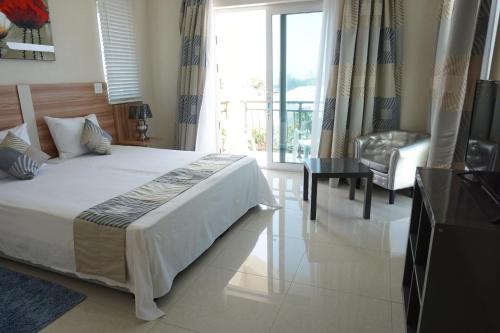 Rúm í herbergi á Apartment with double bed and private outdoor kitchen Higher Heights, Barbados