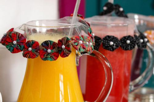 een close-up van een vaas met een drankje bij Pousada Berço Mineiro in Tiradentes