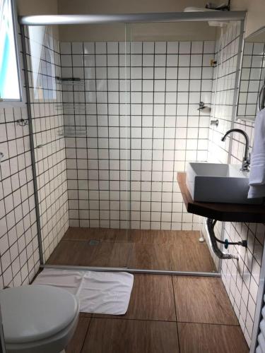 a bathroom with a sink and a toilet at Hotel Alto da Boa Vista in Analândia