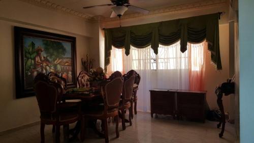 a dining room with a dining room table and chairs at Apartamento Florangel Full Deluxe in Santo Domingo